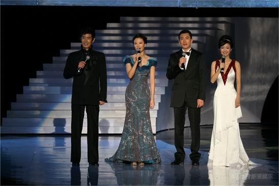 四位主持人马跃,刘芳菲,鲁健,经纬