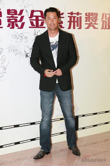 图文:金紫荆颁奖--王敏德西装配仔裤很干练