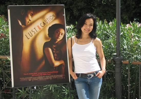 图文色戒接受专访陈冲一脸灿烂