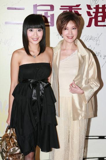 图文:金紫荆红地毯--珈颍黑色小礼服俏丽出众