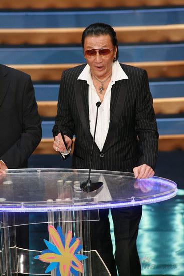 图文:金紫荆颁奖--谢贤颁奖 表情怪异