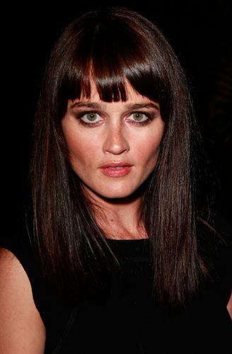 图文:《刺杀神枪侠》首映--罗宾冷傲迷人