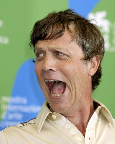 图文我不在场记者会导演夸张表情