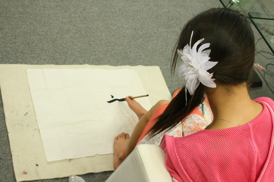 图文隐形的翅膀做客庆瑶写字投入