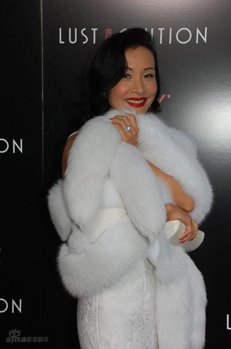 图文:《色戒》美国盛大首映--陈冲白色礼服