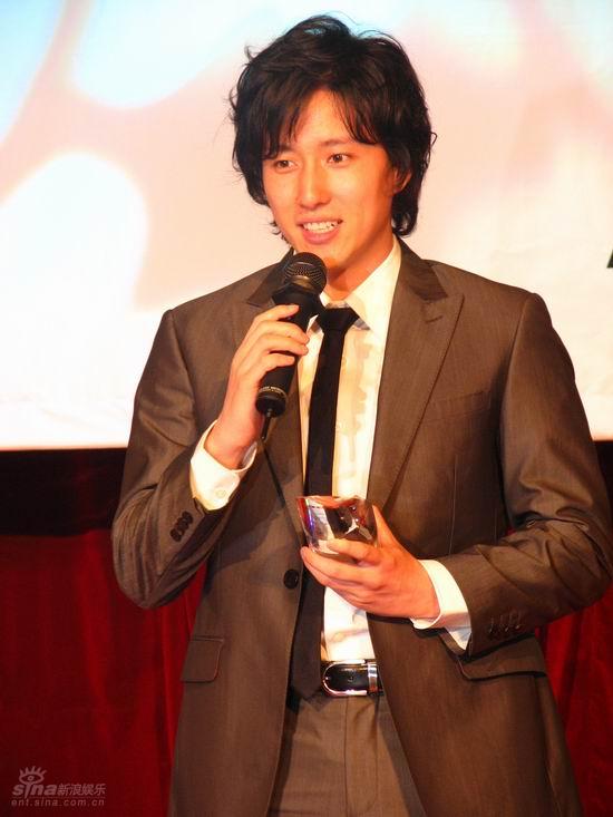 图文:亚洲明星峰会新人奖--杨振宇获奖感言_影音娱乐_新浪网
