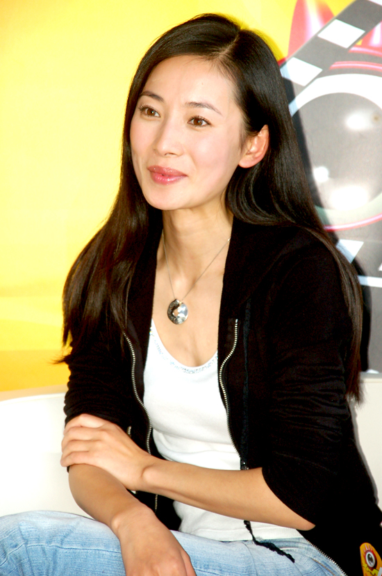 图文:《彩票也疯狂》主创做客--徐筠清纯靓丽