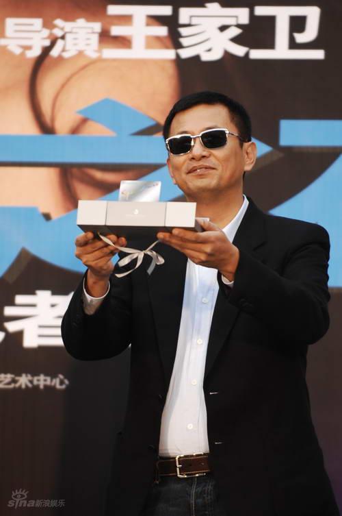 图文:王家卫捧场金鸡--王家卫一改以往神秘