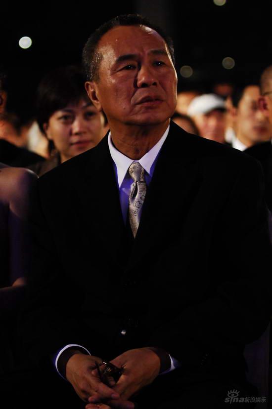 侯孝贤全神贯注新浪娱乐讯 10月27日晚,第十六届中国金鸡百花电影节在