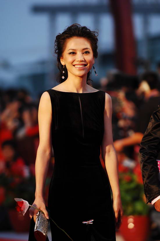 图文金鸡百花电影节红毯孔维笑容阳光明媚