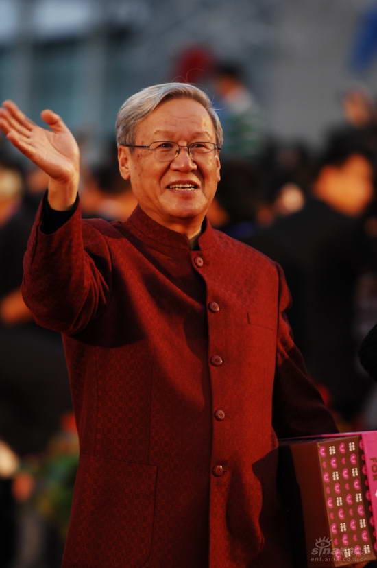 图文:金鸡百花电影节红毯--谢飞神清气爽