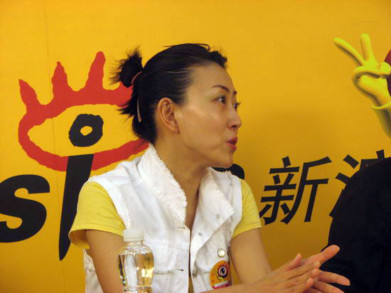 图文:《西干道》聊东京获奖--李薇与主持人交流