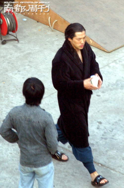 王盛德穿黑色浴袍