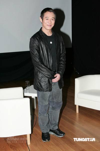 图文:李连杰接受cnn采访 李连杰休闲打扮