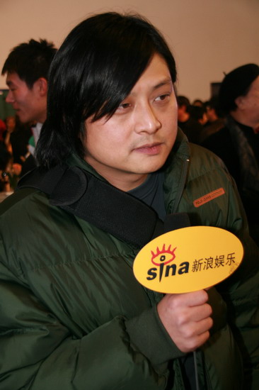 图文：《集结号》首映 导演张杨表情依旧严肃_手机新浪网