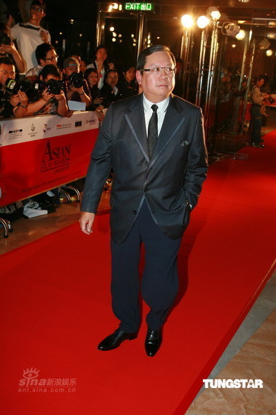 图文:林建岳着黑色西装 独自亮相表情严肃