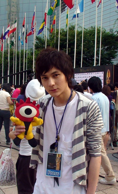 图文:歌手君君亮相大钟奖红毯--见证电影盛事