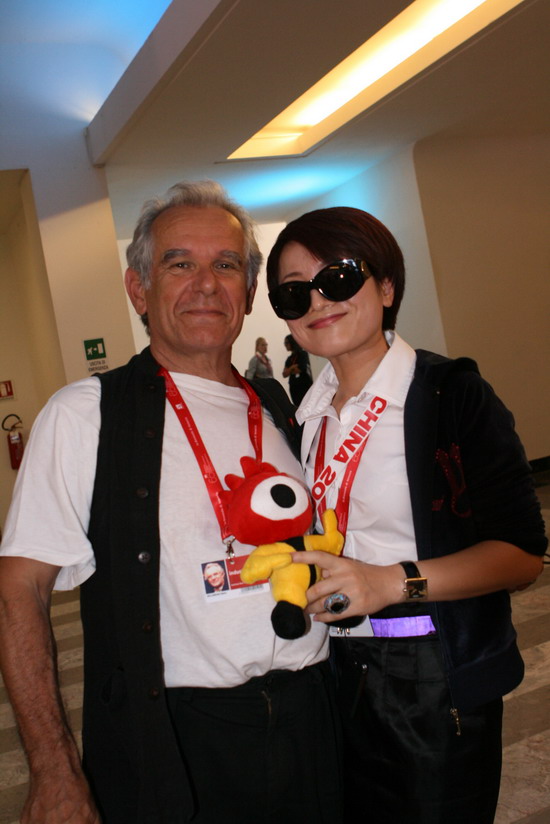 窦婉茹与南特电影节主席合影