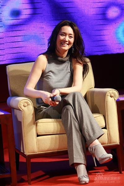 图文:巩俐优雅代言--全身灰色低调