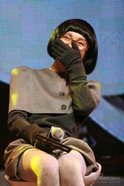 图文:周迅脱衣跳钢管舞--掩面狂笑