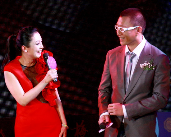 图文:《梅兰芳》庆功-陈红与孙红雷相视而笑