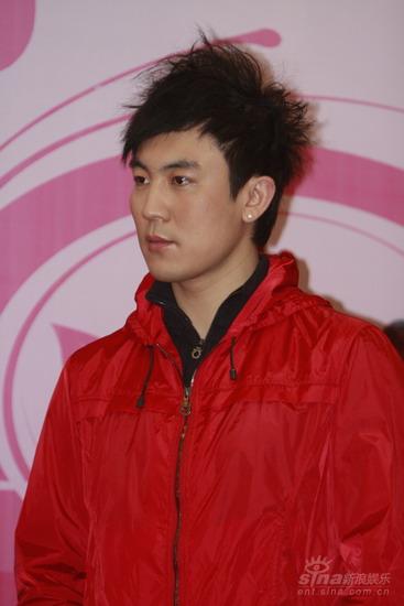 图文:《爱得起》首映--谭俊彦帅气侧脸