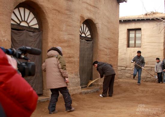 工作人员做拍前准备