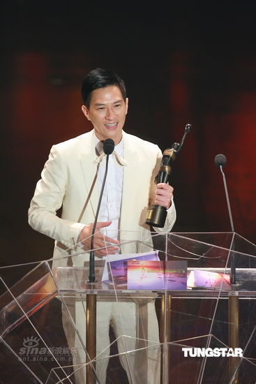 图文:金像奖后台--张家辉得奖面露喜色