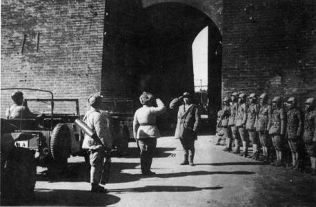 解放军接防部队到达朝阳门，傅作义部列队迎接