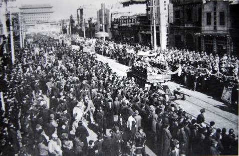 人民解放军炮兵进入前门大街