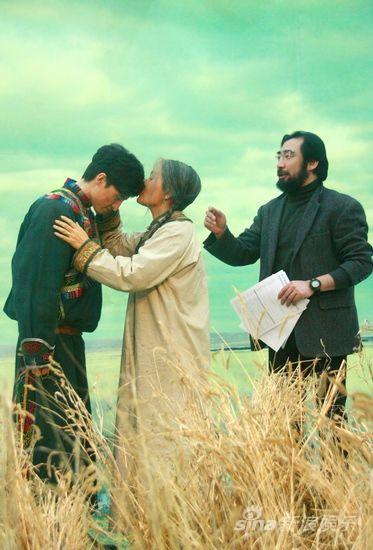 4月2日下午,由宁才执导,娜仁花,图门巴雅主演的电影《额吉》在北京某