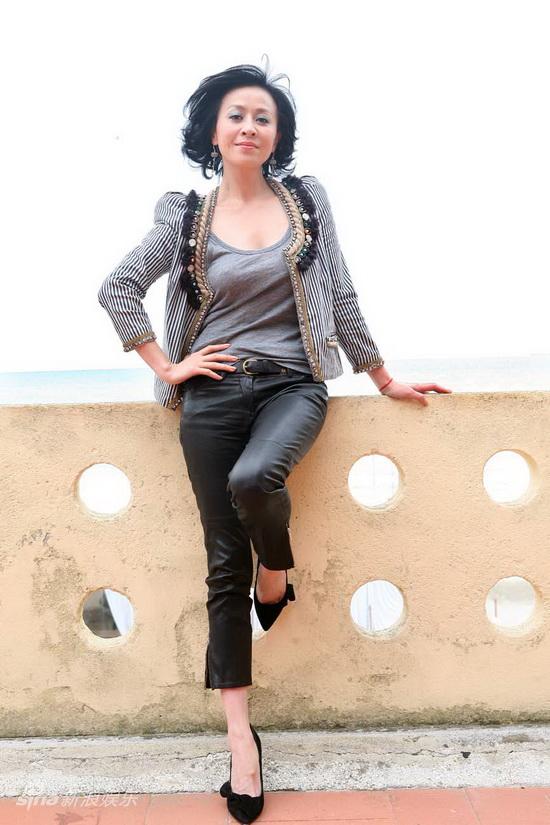 图文:对话刘嘉玲-刘嘉玲在威尼斯海边