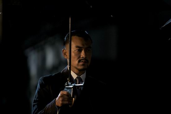 图文:《让子弹飞》曝花絮--廖凡表情凝重