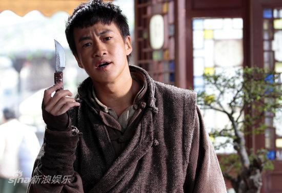 图文:《遍地狼烟》开机-何润东玩飞刀