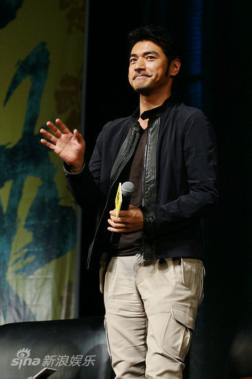 图文:《武侠》恳谈会-金城武起身