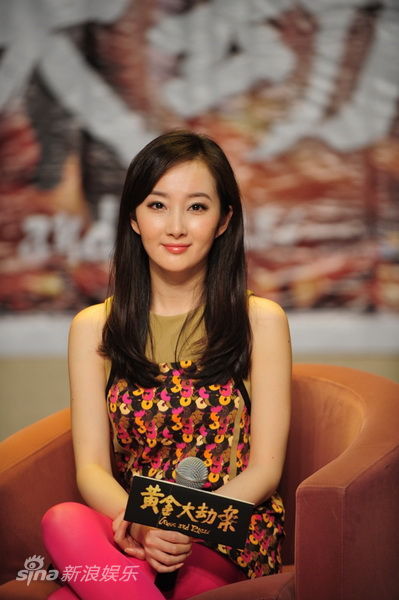 图文:《黄金大劫案》做客成都-程媛媛微笑甜美