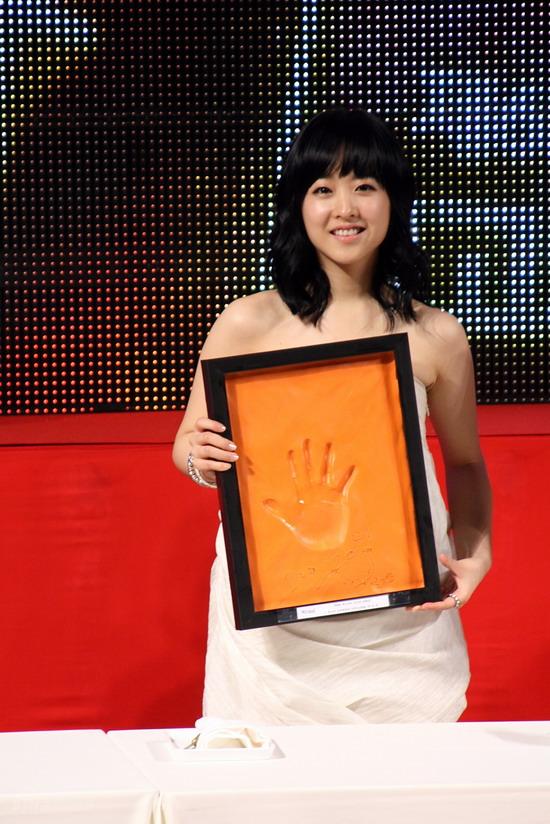 朴宝英展示手印