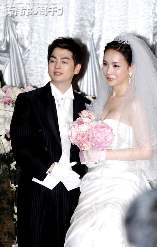 河莉秀结婚2007年结婚的韩国艺人一箩筐,但都没河莉秀引人关注.