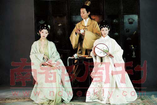 新版《红楼梦》定妆照。蒋梦婕饰演少年版黛玉(左)、李沁饰演少年版宝钗(右)、于小彤少年版宝玉(中)。其造型受到网友狂批。 CFP