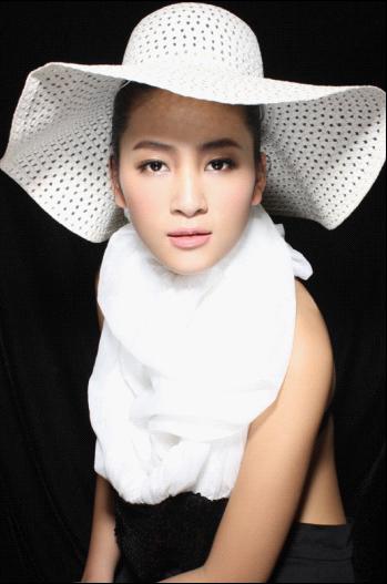 《红地毯》网络选美:名模李凤pk兽兽任嘉宾