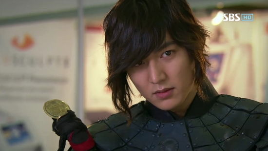 李敏镐《信义》剧照，看着有些坏坏