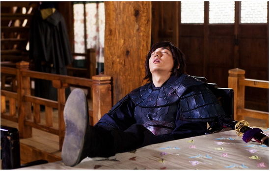 李敏镐《信义》中十分不羁