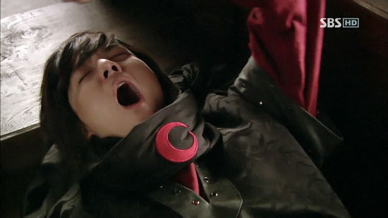 李敏镐《信义》中受伤