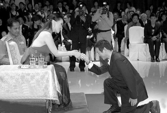 李连杰单膝跪地