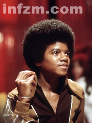 迈克尔·杰克逊活了50岁，演艺生涯超过了40年，在这个瞬息万变的行业中，他是个特例。他是为数不多能成为文化标志的人物之一——一个人们向往的成功的象征、一个充分调动人们好奇心的对象。他不知不觉成了老百姓生活的一部分，尤其是在黑人当中　图/CFP