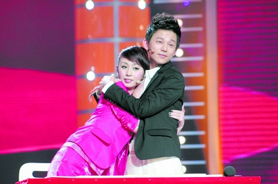 何炅、马丽表演小品《超幸福鞋垫》