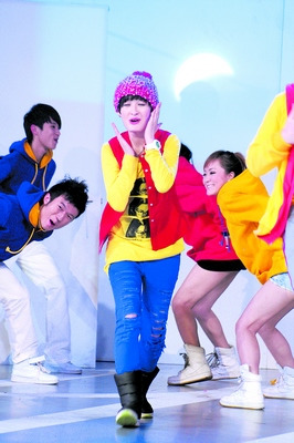 曾轶可表演多媒体创意歌舞秀