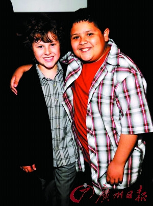 “小人精”曼尼（居右）