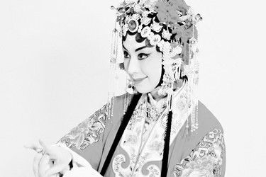 史依弘在程派名剧《锁麟囊》中扮演薛湘灵