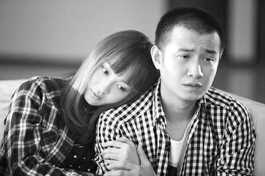 裸婚，这个眼下红得发紫的话题让电视剧《裸婚时代》获得了持续的高关注度，然而，该剧不靠谱的细节和剧情也被许多观众诟病，实在对不住文章和姚笛的不俗演技。